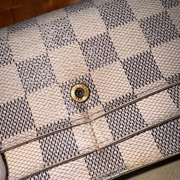 Louis Vuitton
2008 Damier Azur Pattern Sarah Wallet converted Crossbody - Picture 16 of 16